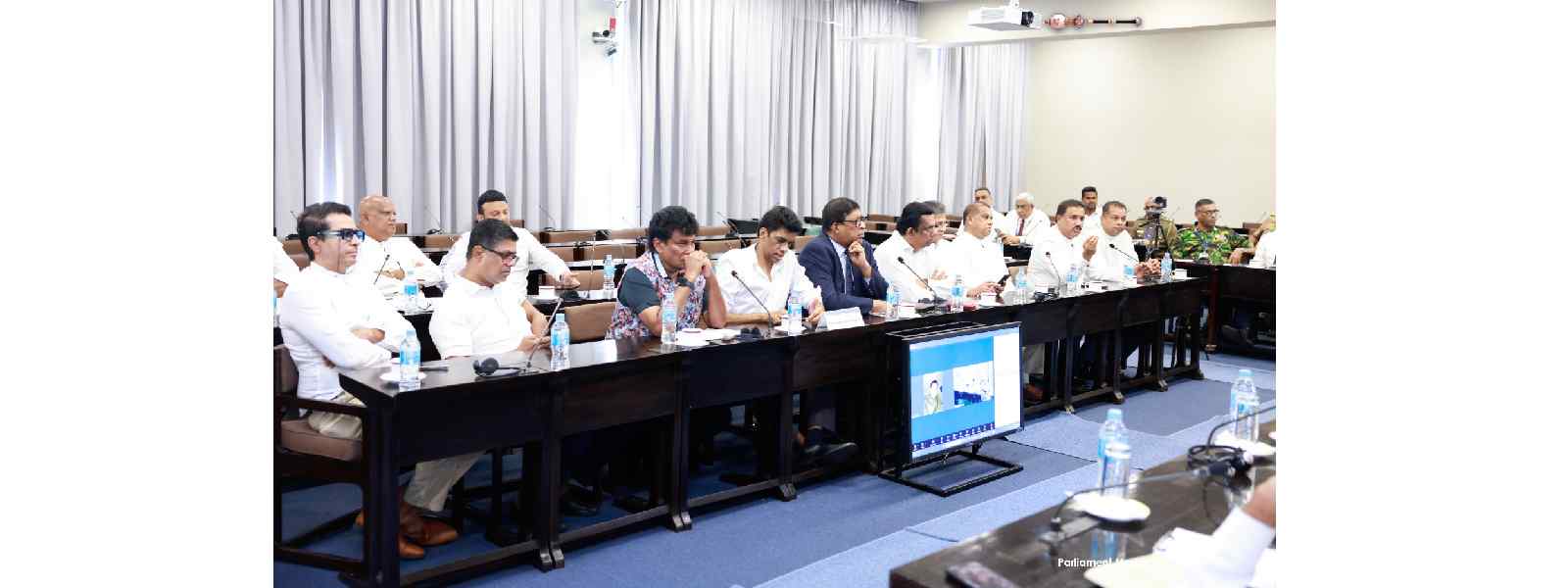 பாதுகாப்பு கோரும் எதிர்க்கட்சி பா. உறுப்பினர்கள்